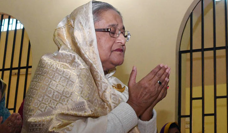 এখন মোনাজাতে কাঁদছে শেখ হাসিনা