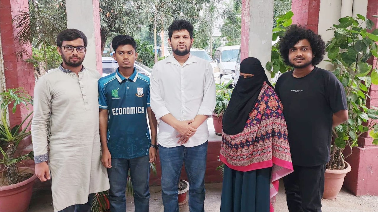 উপদেষ্টা মাহফুজ আলমের ওপর বোতল নিক্ষেপ করা শিক্ষার্থীকে শেষে ছেড়ে দিল ডিবি