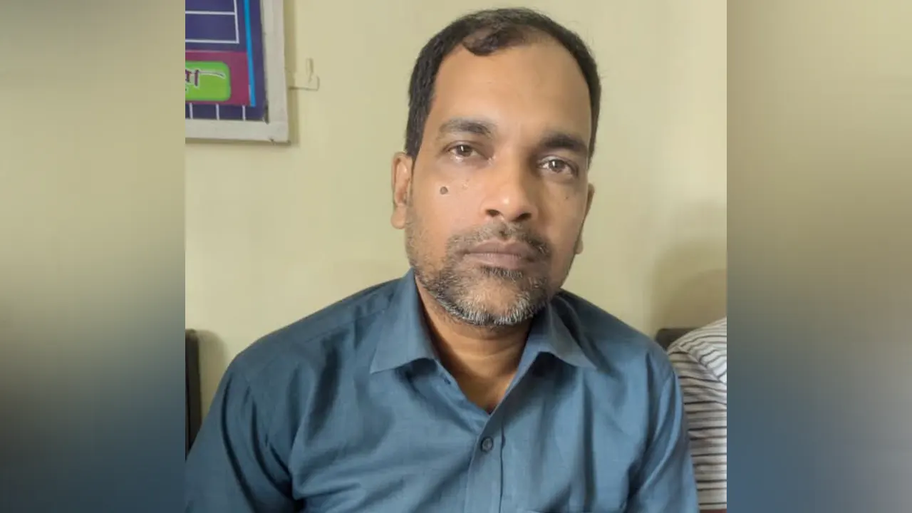 অ্যাকাডেমিক সুপারভাইজারকে বই চুরির মামলায় গ্রেপ্তার