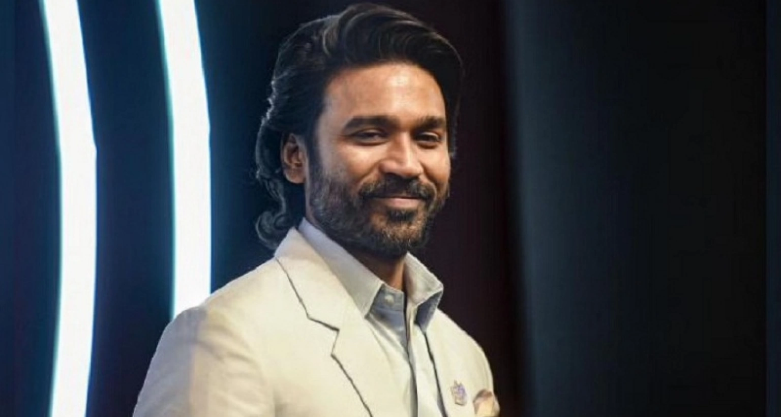 ছোটবেলায় অর্থকষ্টে ফুল বিক্রি করতেন ধানুশ!