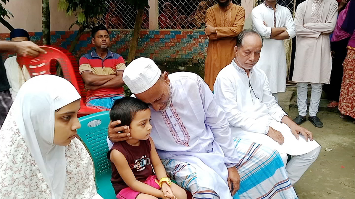 ফায়ার ফাইটার নুরুল হুদাকে পারিবারিক কবরস্থানে দাফন