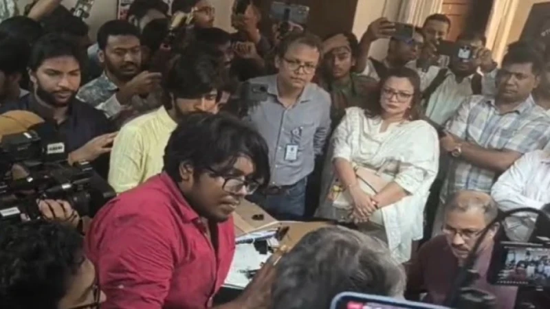 ডাকসু ফান্ডের হিসাব প্রকাশসহ ৩ দাবিতে রেজিস্ট্রার বিল্ডিং ঘেরাও, ডেপুটি রেজিস্ট্রারকে গ্রেফতারের দাবি