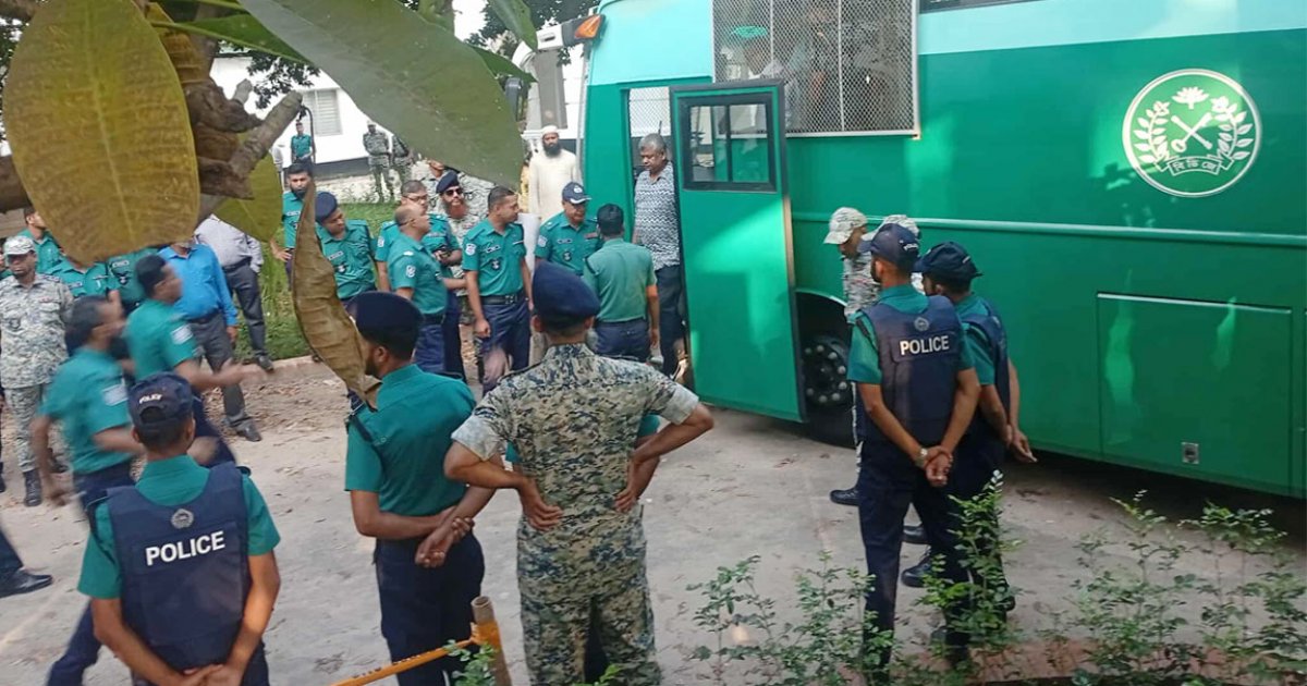 হেফাজতে থাকা সাবেক ও কর্মরত সেনা কর্মকর্তাদের ট্রাইব্যুনালে হাজির করা হয়েছে