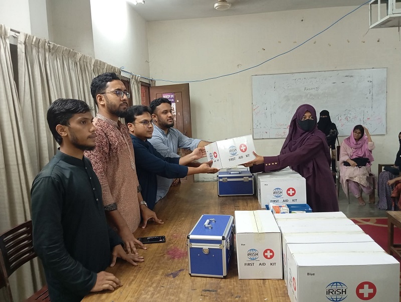 জাবিতে ছাত্রশিবিরের উদ্যোগে ২১ হলে ফার্স্ট এইড বক্স প্রদান