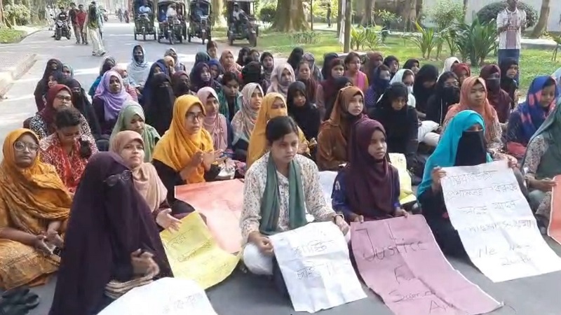সায়মা মৃত্যুর সুষ্ঠু বিচার দাবিতে উপাচার্যের বাসভবন ঘেরাও করে বিক্ষোভ