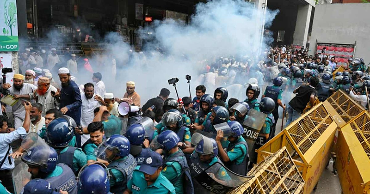 ইবতেদায়ি মাদ্রাসা শিক্ষকদের পদযাত্রায় পুলিশের জলকামান-সাউন্ড গ্রেনেড নিক্ষেপ