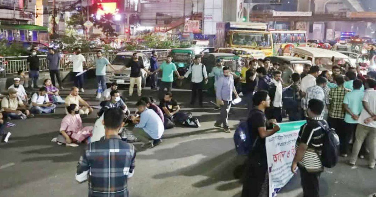 এনসিপির কার্যালয়ের সামনে মধ্যরাতে সড়ক অবরোধ করে বিক্ষোভ