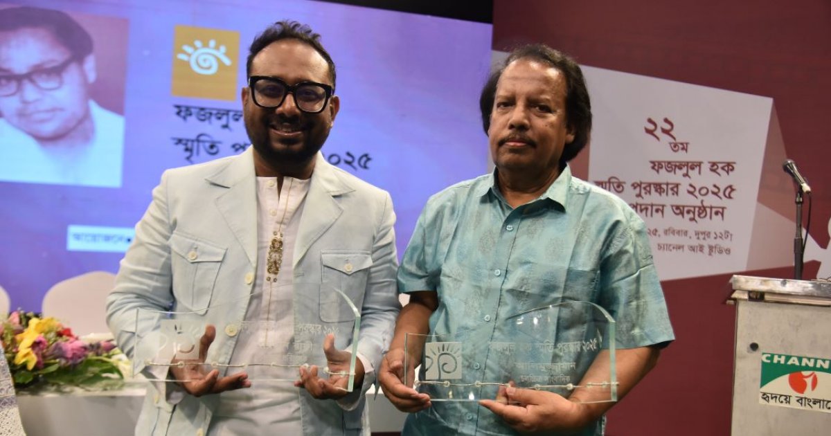 পুরস্কৃত হলেন রায়হান রাফী ও আলিমুজ্জামান