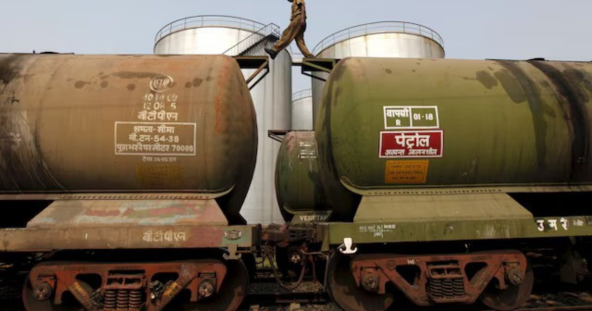 মার্কিন নিষেধাজ্ঞার পর রুশ তেল আমদানি কমাতে যাচ্ছে ভারত