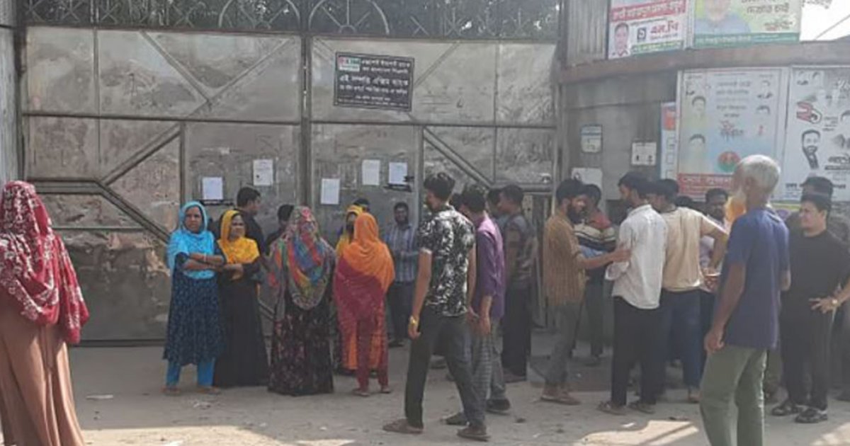 ১০ ঘণ্টা সড়ক অবরোধ করে বিক্ষোভ এক কারখানার পোশাকশ্রমিকদের