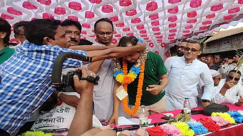 ব্যাংকে টাকা নাই তবু মনোনয়নপ্রত্যাশী নেতাকে ১০ লাখ টাকা উপহার দিলেন বিএনপি কর্মী