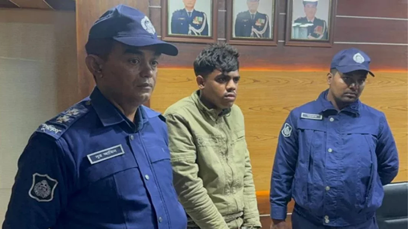 শেখ হাসিনার রায় ঘিরে বিচারক ও প্রসিকিউটরদের হত্যার হুমকি, যুবক গ্রেপ্তার
