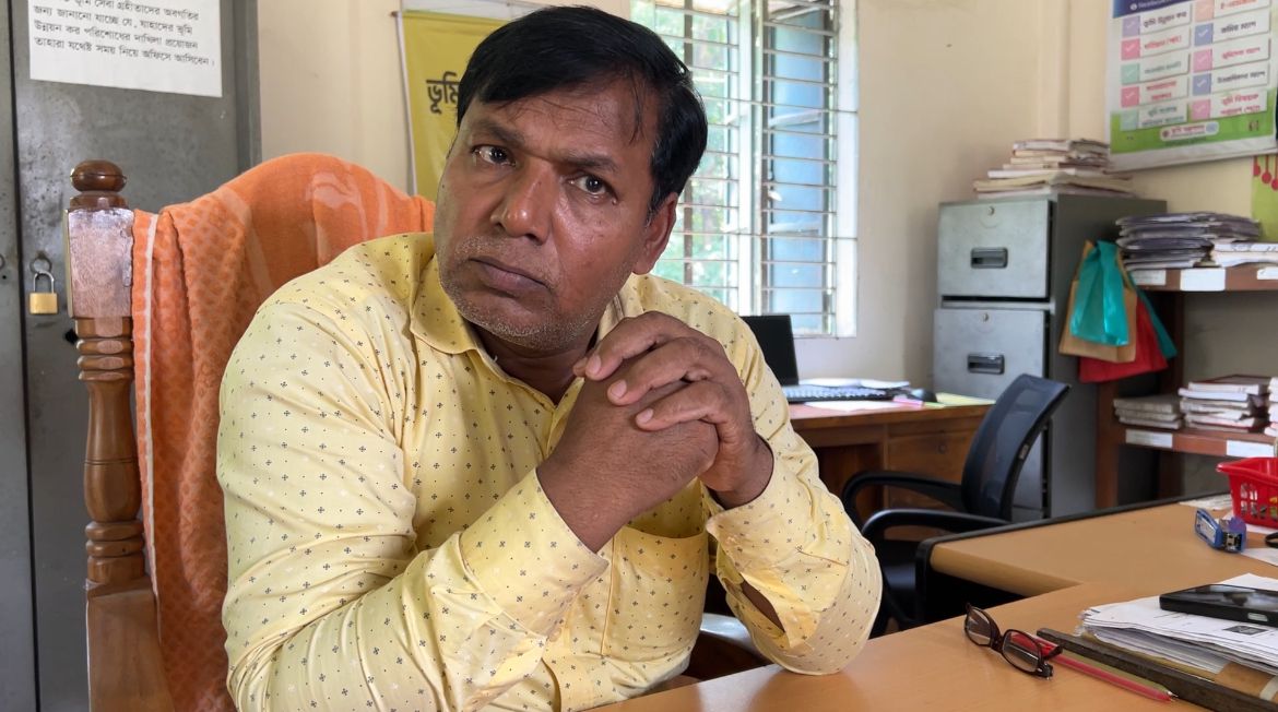 আমার বাবা আসলেও “ঘুষ” ছাড়া কাজ করবো না, ভূমি কর্মকর্তার রেকর্ড ভাইরাল