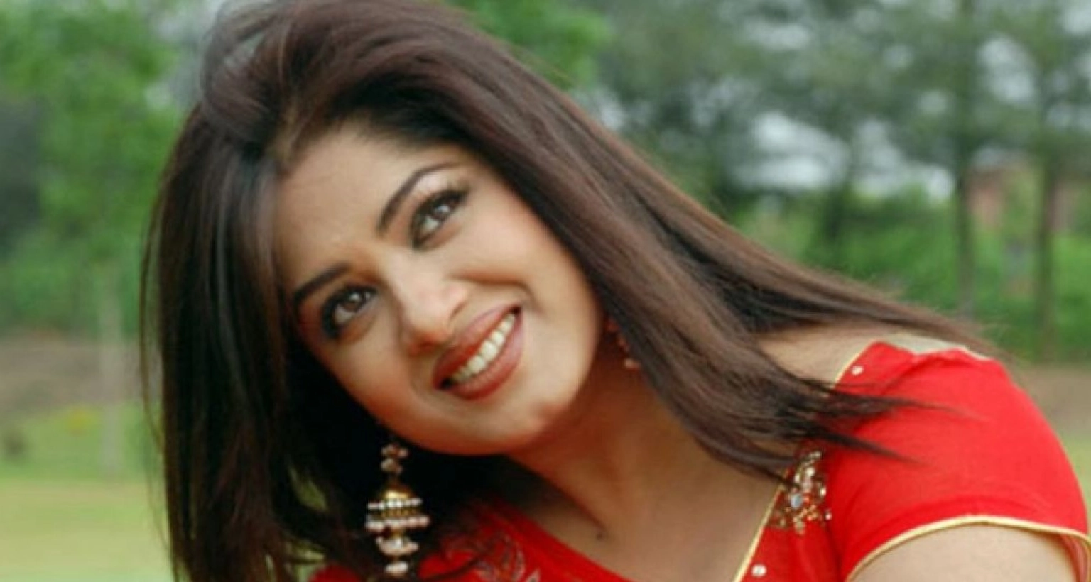 আজ ঢাকাই সিনেমার জনপ্রিয় চিত্রনায়িকা মৌসুমীর জন্মদিন