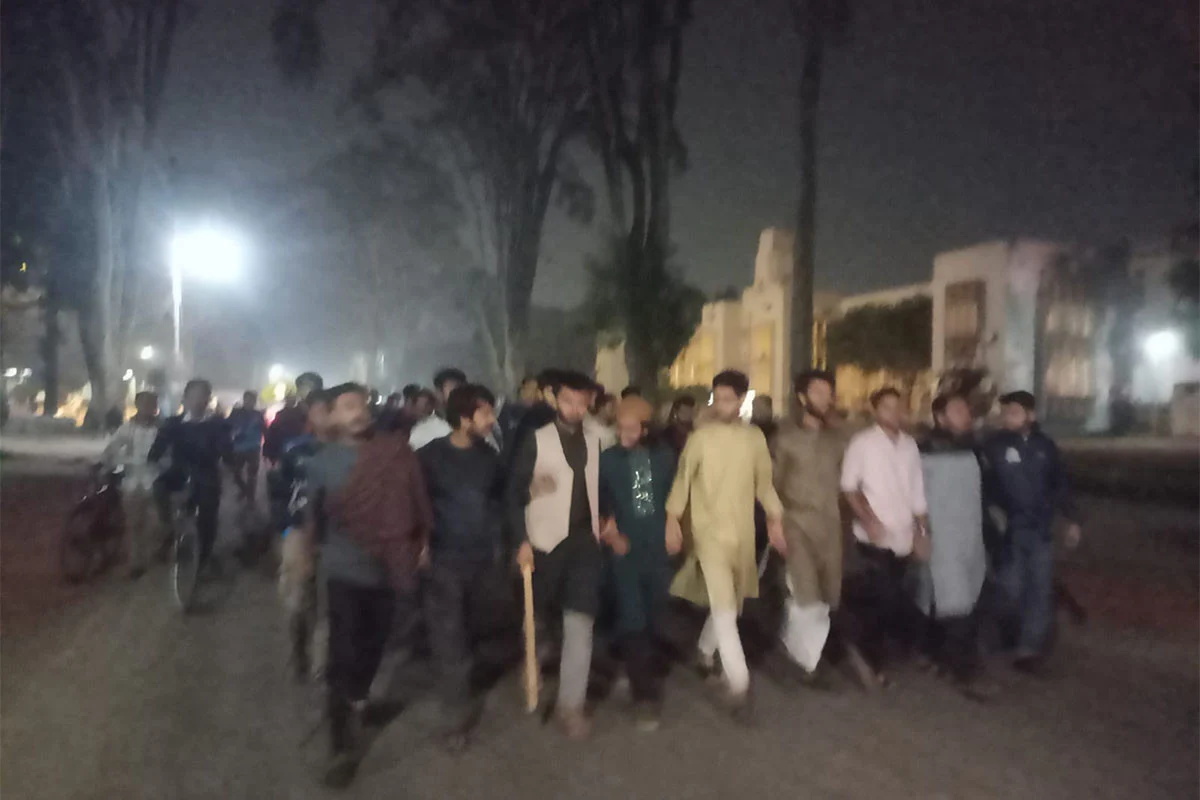 লাঠি হাতে রাকসু নেতাদের মহড়া, ছাত্রলীগ দেখলেই গণধোলাইয়ের ঘোষণা