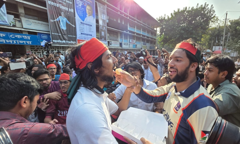 হাসিনার মৃত্যুদণ্ডের রায়ে টিএসসিতে উল্লাস, মিষ্টি বিতরণ