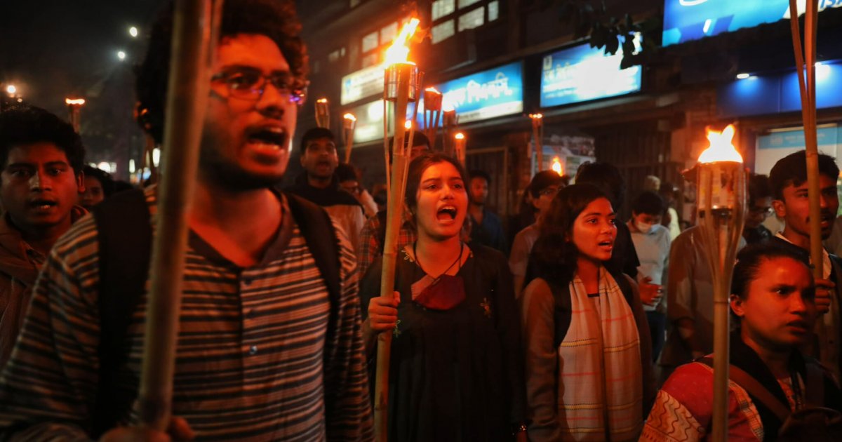 বাউলদের ওপর হামলার বিচার ও আবুল সরকারের মুক্তির দাবিতে ঢাবিতে মশাল মিছিল