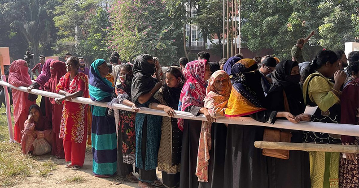 নির্বাচনের প্রস্তুতি হিসেবে রাজধানীর আগারগাঁওয়ে চলছে ইসির ‘মক ভোটিং’