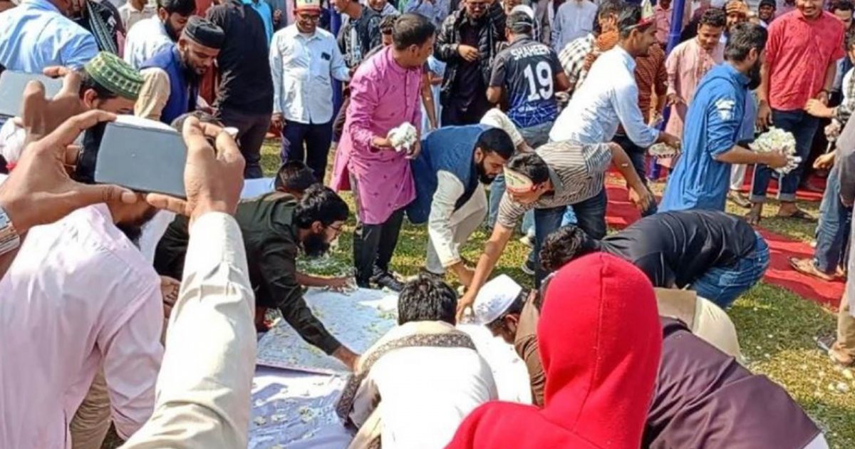 শিক্ষার্থীদের কাড়াকাড়িতে মুহূর্তেই শেষ ৪৭ পাউন্ডের কেক