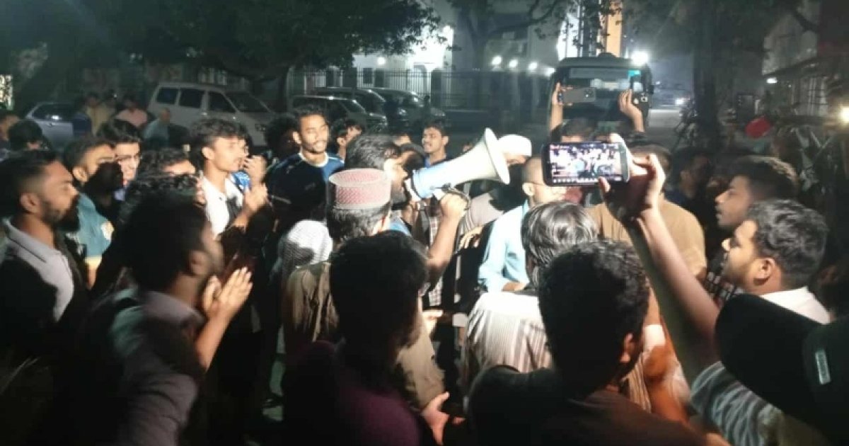 ছাত্রলীগের বিচারের দাবিতে ডাকসুর বিক্ষোভ, বঙ্গবন্ধু হলের নাম পরিবর্তনের দাবি