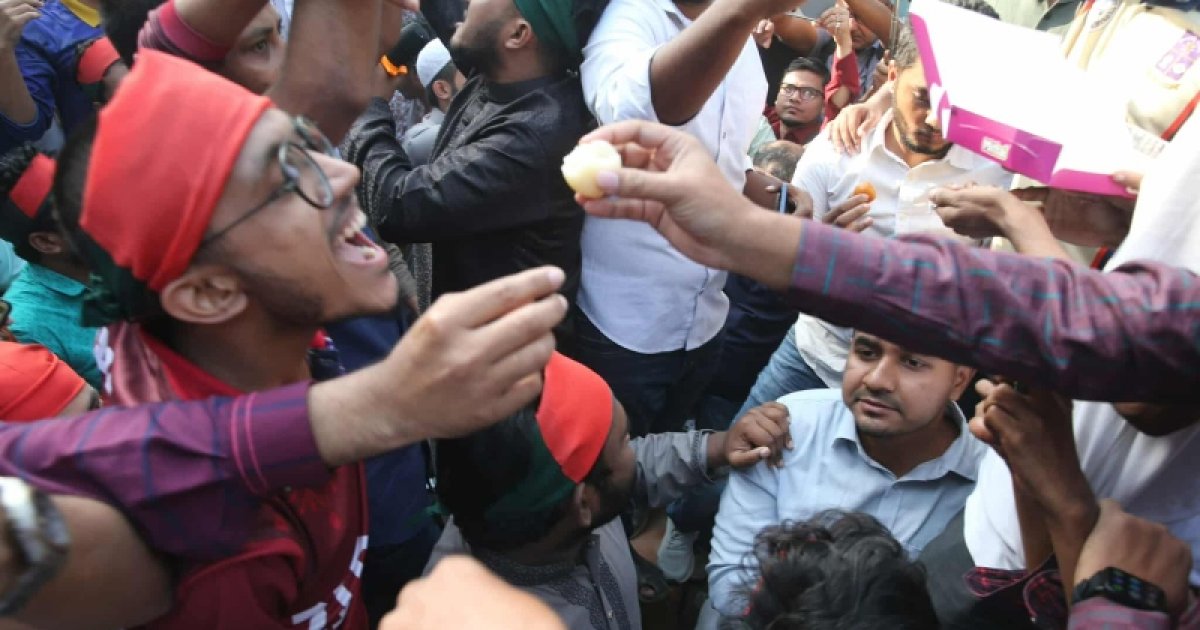 শেখ হাসিনার সাজা হওয়ায় টিএসসিতে উল্লাস, মিষ্টি বিতরণ