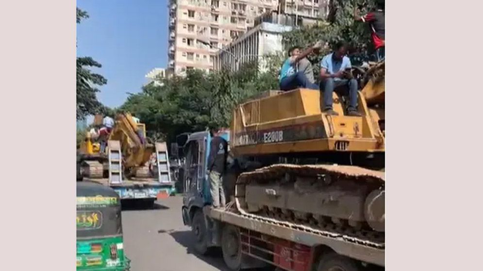 ধানমন্ডি ৩২-এর দিকে নিয়ে যাওয়া হচ্ছে দুটি বুলডোজার