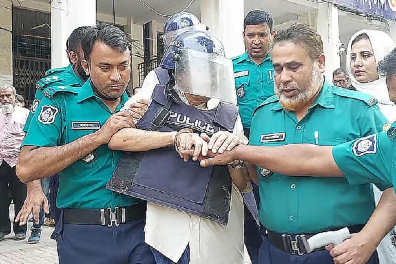 ‘এই তুমি সামনে যাও, বেশি লাফাচ্ছ’, পুলিশ সদস্যকে কামরুল ইসলাম