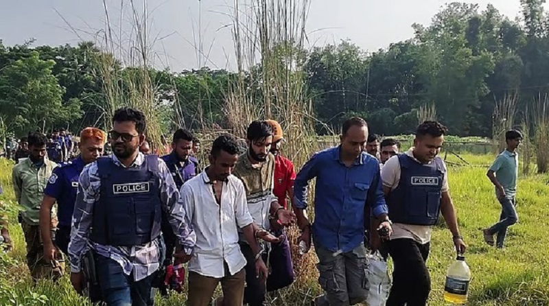 প্রবাসীর বাড়ি থেকে বোমা তৈরির সরঞ্জামসহ তিনজন আটক