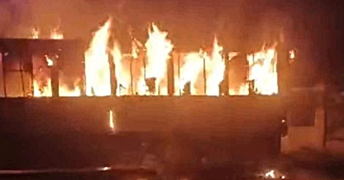 হাজারীবাগে দাঁড়িয়ে থাকা বাসে আগুন