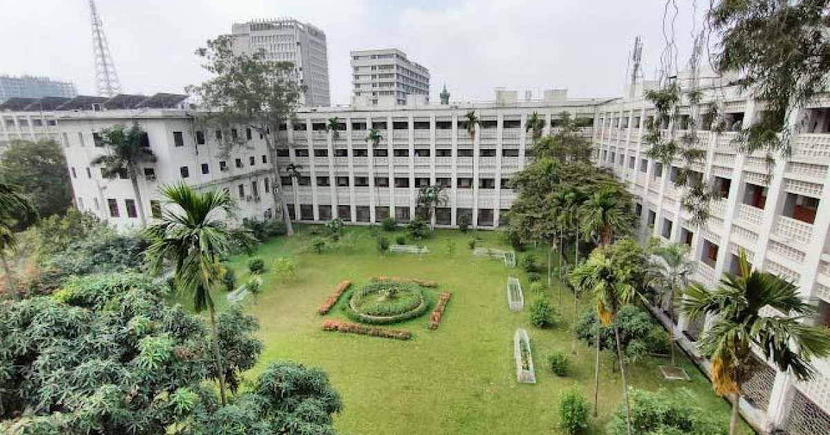 সচিবালয়ে সতর্ক অবস্থায় আইনশৃঙ্খলা বাহিনী