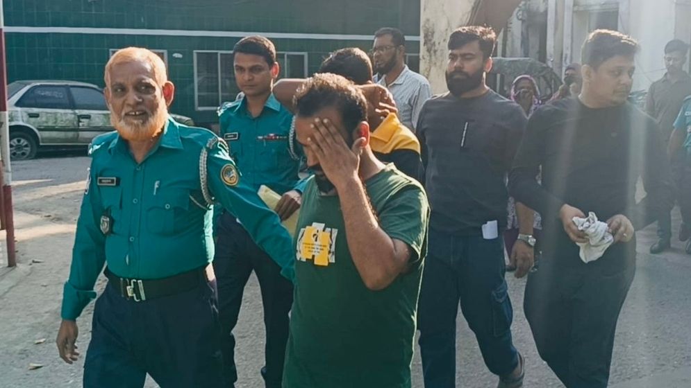 পুলিশকে কামড়ে পালালেন ছাত্রদল নেতা