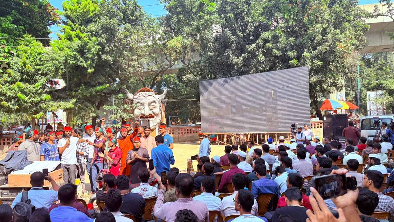 টিএসসিতে বড় পর্দায় দেখানো হচ্ছে শেখ হাসিনার রায়