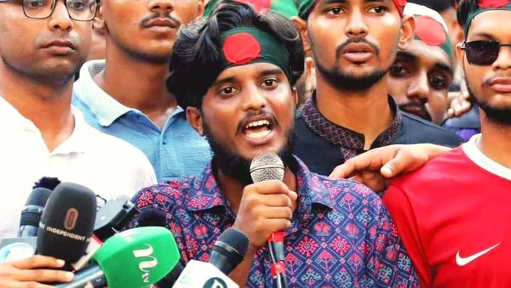 দিনে বিএনপিকে নিয়ে বেফাঁস মন্তব্য করেন, আর রাতে বিএনপি নেতাদের বাসায় গিয়ে ধরনা দেন