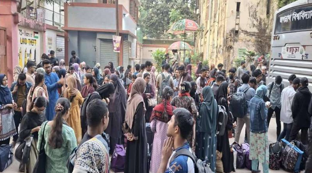 জবি শিক্ষার্থীদের বাড়ি পৌঁছে দিতে বাস সেবা দিতে চায় শিবির, অনুমতি দেয়নি কমিশন