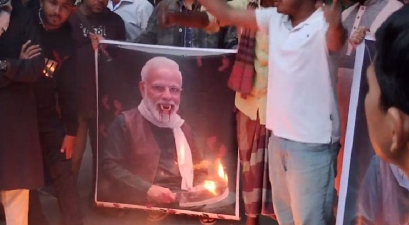 ঢাকা বিশ্ববিদ্যালয়ে নরেন্দ্র মোদির কুশপুত্তলিকা দাহ
