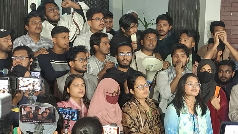 ছাত্রীদের ভোটের পর ‘ফেলানী হলের’ দাবি থেকে সরে এসেছে ডাকসু