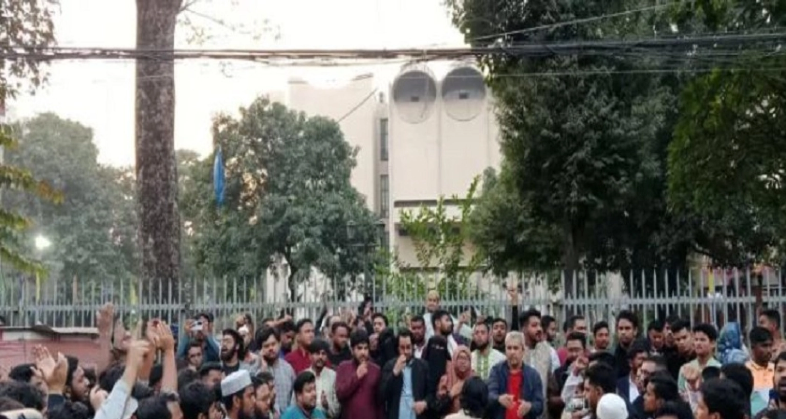 হাদির ওপর হামলার প্রতিবাদে শাহবাগে বিক্ষোভ
