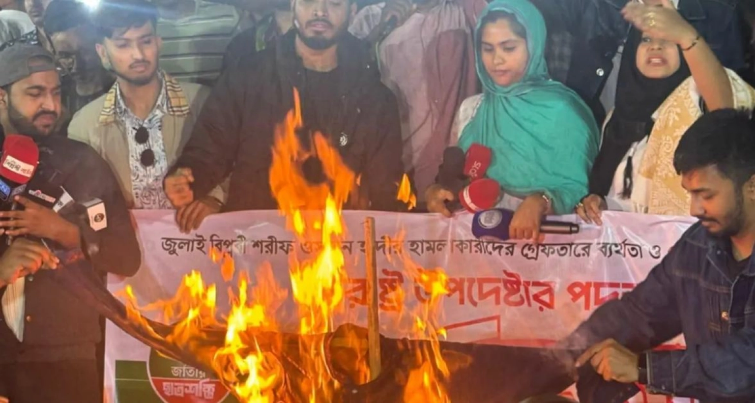 ঢাবিতে স্বরাষ্ট্র উপদেষ্টার কুশপুত্তলিকা দাহ, কাল গায়েবানা জানাজা