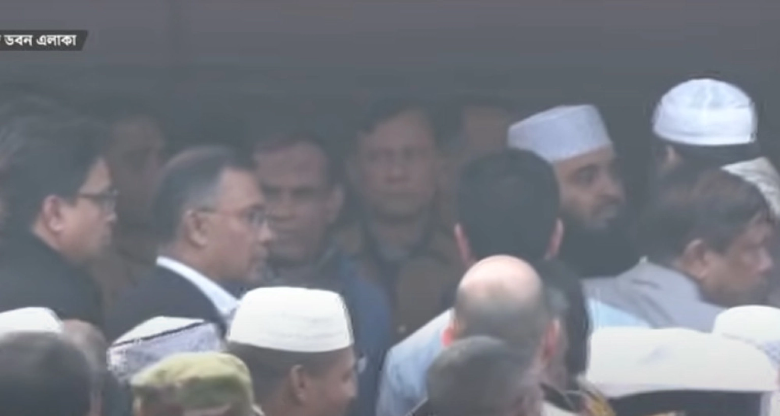 খালেদা জিয়ার কফিন কাঁধে তুলে নিলেন মিজানুর রহমান আজহারী