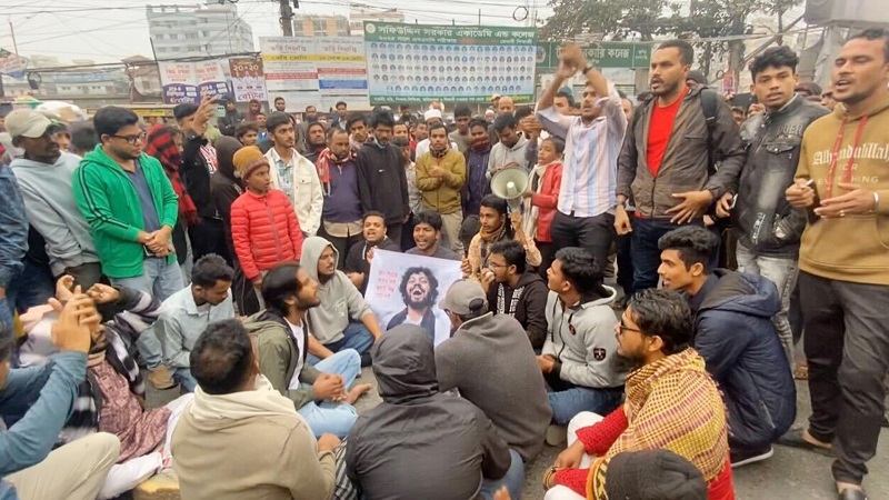 হাদির খুনিদের গ্রেফতার দাবিতে ঢাকা-ময়মনসিংহ মহাসড়ক অবরোধ