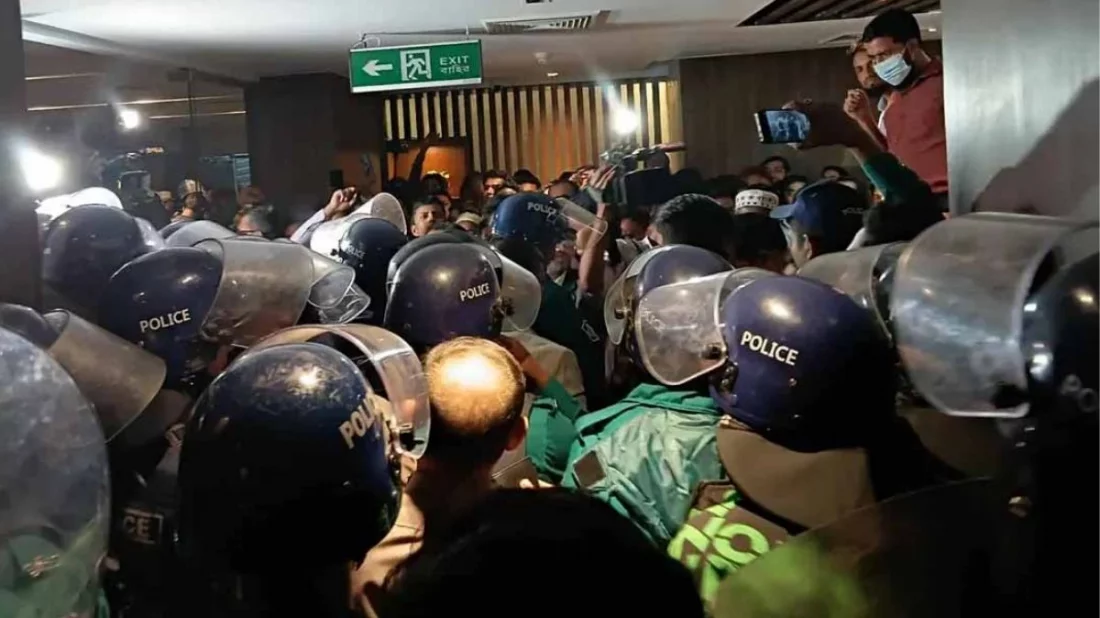 সন্ত্রাসবিরোধী মামলায় সচিবালয়ের ১৪ কর্মকর্তা–কর্মচারীর পাঁচ দিনের রিমান্ড