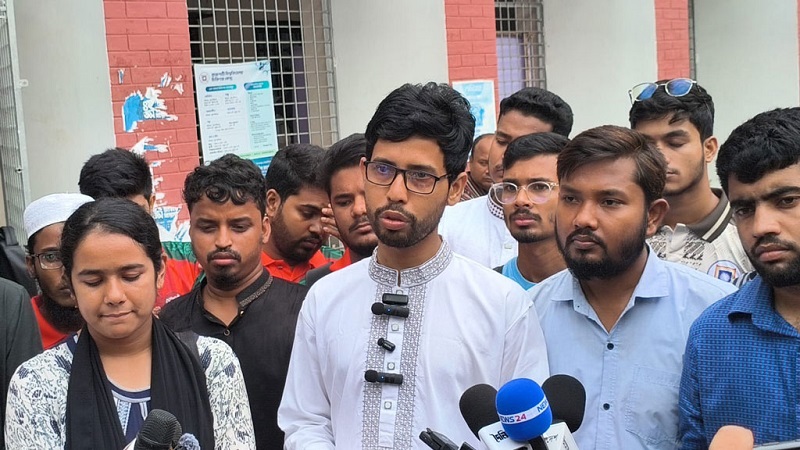 প্রথম আলো, ডেইলি স্টারসহ সুশীল সংবাদ মাধ্যম বন্ধের হুঁশিয়ারি রাকসু ভিপির
