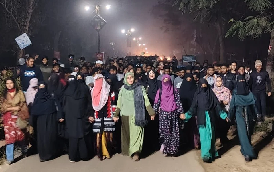 হাদির রেখে যাওয়া কাজ সমাপ্ত করতে শপথ বাক্য পাঠ করলেন জাবি শিক্ষার্থীরা