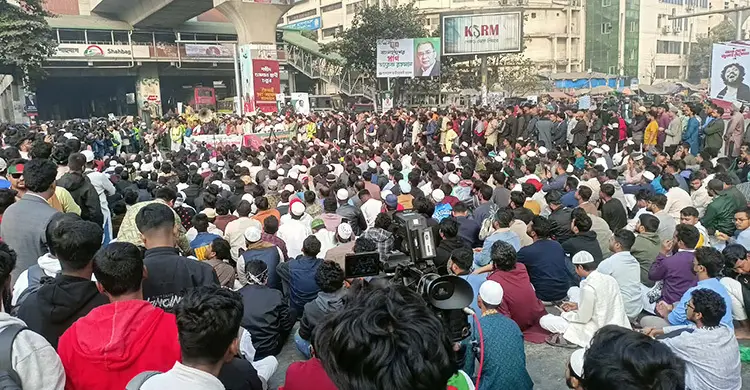 ‘আমরা সবাই হাদি হবো, যুগে যুগে লড়ে যাবো’ স্লোগানে উত্তাল শাহবাগ