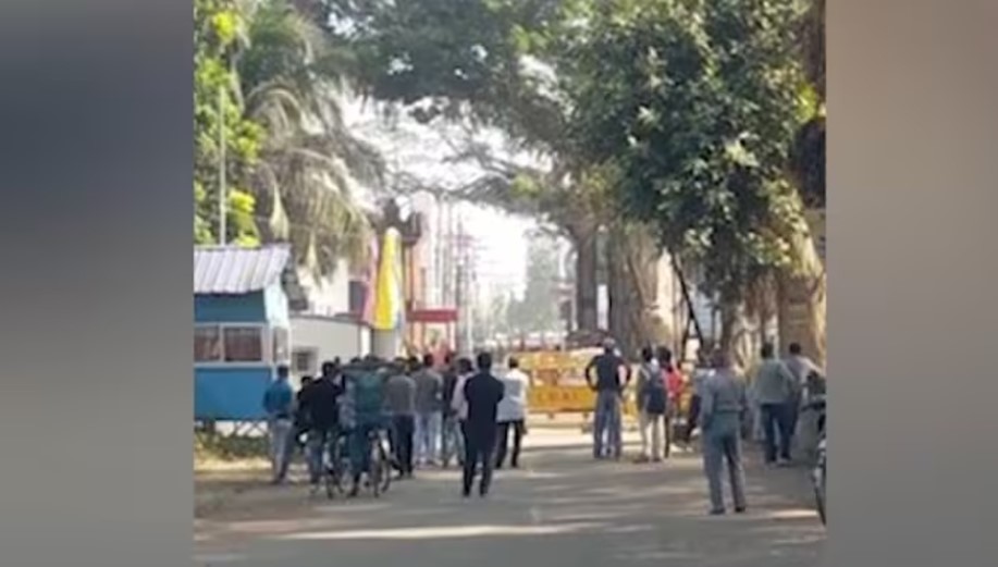 সীমান্তের পাশে দাঁড়িয়ে ভারতের বিরুদ্ধে স্লোগান বাংলাদেশিদের