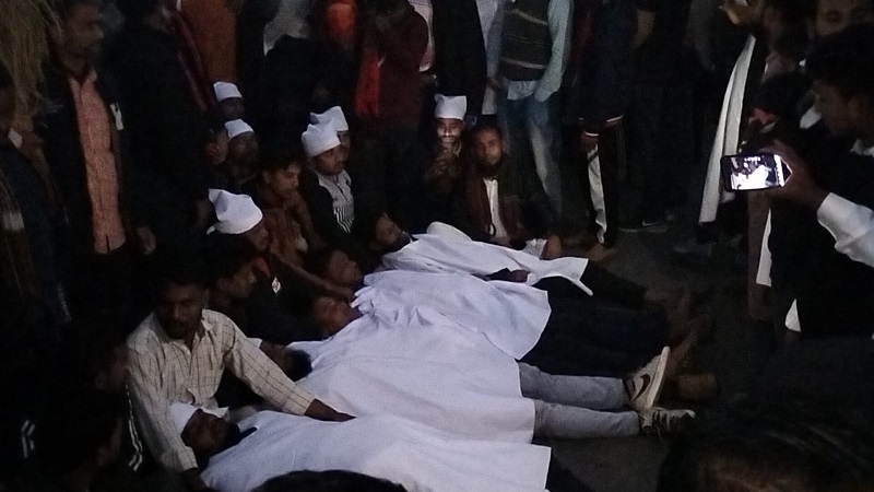 ভোলায় কাফনের কাপড় পড়ে বিএনপির বিক্ষোভ, সড়ক অবরোধ