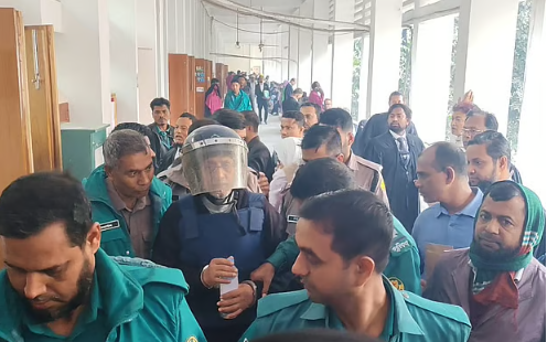 আদালতে অধ্যাপক আবুল বারকাত: বাবার চোখে পানি দেখে নিজেকে আড়াল করলেন মেয়ে