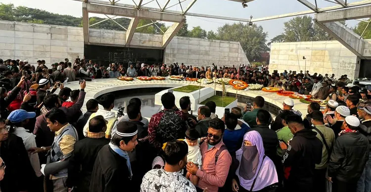 বেগম খালেদা জিয়ার কবর জিয়ারতে নেতাকর্মীসহ সর্বস্তরের মানুষের ঢল