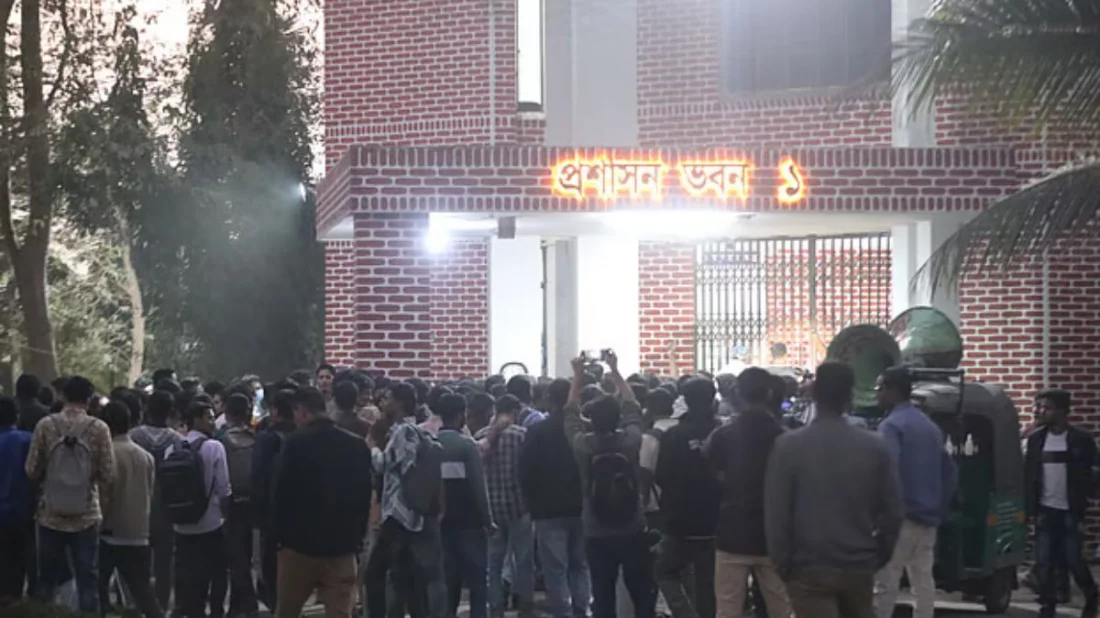 শাকসু নির্বাচন: প্রশাসন ভবনে উপাচার্যকে অবরুদ্ধ করে বিক্ষোভ, তোপের মুখে বিএনপিপন্থী শিক্ষক