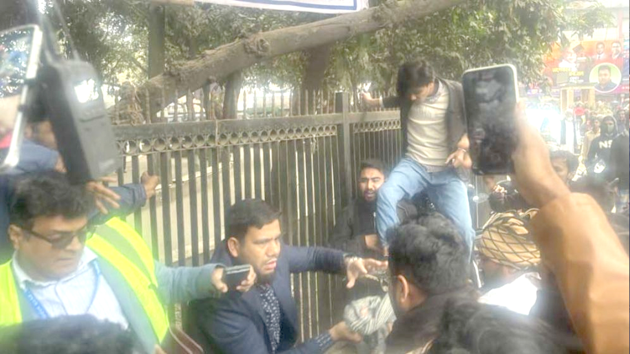 জকসু নির্বাচন: মেইন গেটে মারধরের শিকার ব্যবসায়ী
